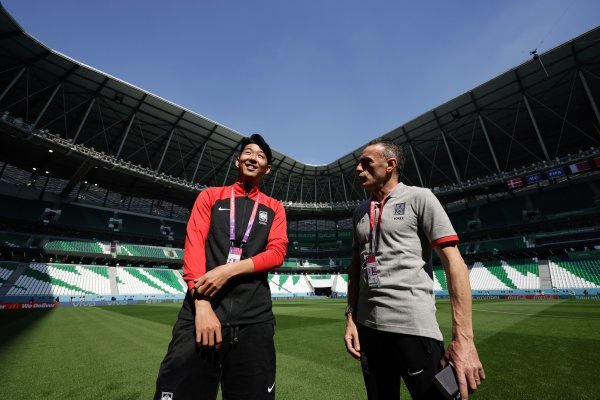 축구국가대표팀 손흥민(왼쪽)과 파울루 벤투 감독이 21일(한국시간) 카타르 알라이얀 에듀케이션시티 스타디움 실사 도중 피치 위에서 대화를 나누고 있다. 이 곳에서 2022카타르월드컵 조별리그 H조 3경기를 모두 치르는 우리 대표팀 선수들은 잔디, 라커룸 상태 등 경기장 구석구석을 살피며 24일 우루과이전에 대비했다. 사진제공 | 대한축구협회