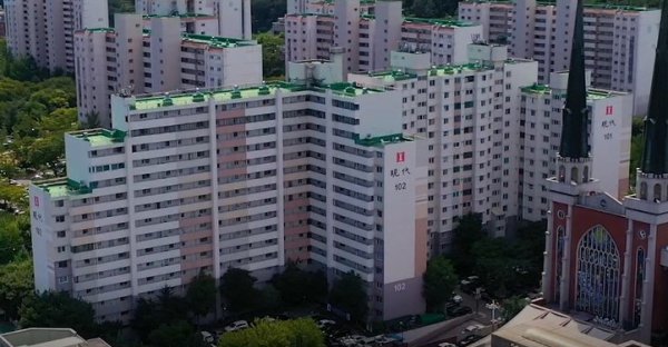 리모델링에 돌입하는 명일현대아파트 전경. 사진제공|쌍용건설