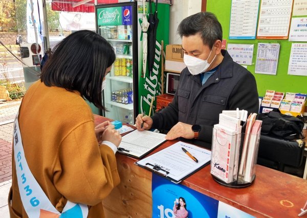 11월 15일 서울 강동구에서 펼쳐진 도박중독 예방 캠페인 도중 현장 상담을 진행하고 있는 캠페인 관계자와 시민. 사진제공 | 스포츠토토코리아