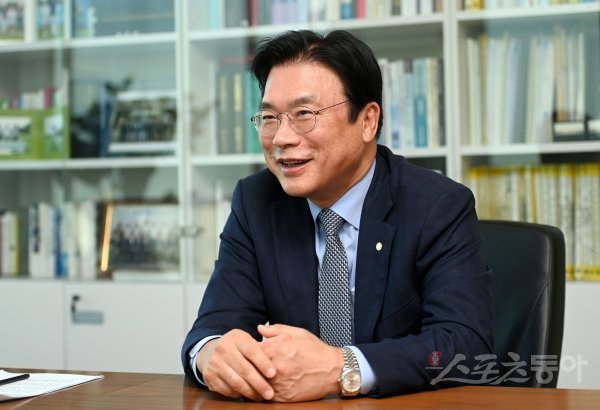 무궁화금융그룹 골프단을 이끄는 무궁화신탁 권준명 대표이사가 서울 강남구 테헤란로에 있는 무궁화신탁 본사에서 포즈를 취하고 있다. 권 대표이사는 “남자골프 발전에 기여하겠다는 순수한 마음으로 올해 골프단을 창단했지만, 홍보효과 등에서 회사도 큰 시너지를 얻고 있다”고 밝혔다. 김종원 기자 won@donga.com