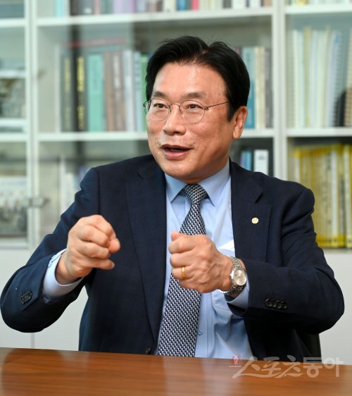 무궁화금융그룹 골프단을 이끄는 무궁화신탁 권준명 대표이사가 서울 강남구 테헤란로에 있는 무궁화신탁 본사에서 포즈를 취하고 있다. 권 대표이사는 “남자골프 발전에 기여하겠다는 순수한 마음으로 올해 골프단을 창단했지만, 홍보효과 등에서 회사도 큰 시너지를 얻고 있다”고 밝혔다. 김종원 기자 won@donga.com