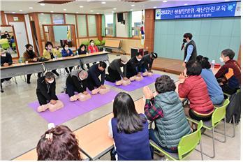 부산 서구가 지난 23일 충무동 주민센터에서 민방위 리더·단체원·주민 등을 대상으로 심폐소생술(CPR)·자동심장충격기(AED) 사용법에 대한 교육을 시행하고 있다. 사진제공 | 부산 서구