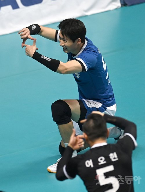 ‘2022~2023 도드람 V-리그’ 남자부 우리카드와 현대캐피탈 경기에서 현대캐피탈 이시우가 공격 득점에 성공한 후 기뻐하고 있다. 장충 | 김종원 기자 won@donga.com