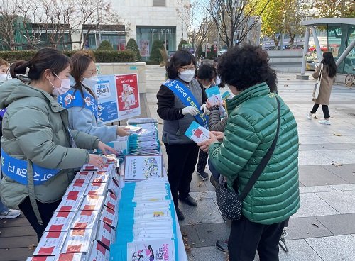 안양 동안구보건소는 지난 25일 민·관 합동으로 범계역 광장에서 ‘에이즈 예방 거리 캠페인’을 가졌다. 사진제공 |안양시