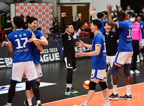 27일 안산 상록수체육관에서 열린 ‘2022-2023 도드람 V-리그’ 남자부 안산 OK금융그룹과 천안 현대캐피탈의 경기에서 세트스코어 3-2로 승리한 현대캐피탈 선수들이 기쁨을 나누고 있다. 안산 | 주현희 기자 teth1147@donga.com