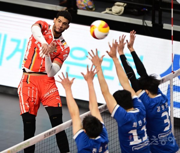 27일 안산 상록수체육관에서 열린 ‘2022-2023 도드람 V-리그‘ 남자부 안산 OK금융그룹과 천안 현대캐피탈의 경기에서 OK금융그룹 레오가 현대캐피탈 블로커 위로 스파이크를 하고 있다. 안산 | 주현희 기자 teth1147@donga.com