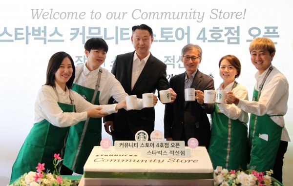 스타벅스 커뮤니티 스토어 4호점 오픈식에서 기념 촬영을 하고 있는 손정현 스타벅스 대표와 한찬희 아름다운재단 이사장(왼쪽 3·4번째). 사진제공 l 스타벅스