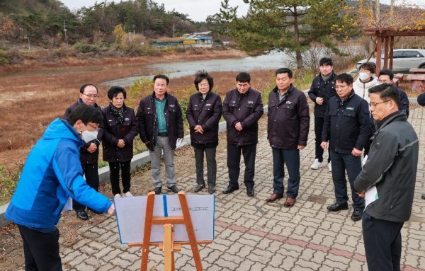 지난 11월 30일 영암군의회 행정사무감사특별위원회가 신북·군서정수장과 쌍정제를 방문해 장기 가뭄 종합대책을 마련하기 위해 현장 점검에 나섰다. 사진제공 | 영암군의회