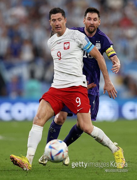 로베르트 레반도프스키(앞), 리오넬 메시. 사진=게티이미지코리아