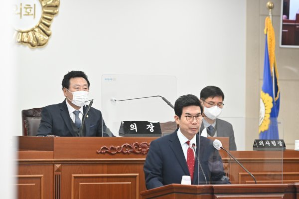 김광열 영덕군수가 영덕군의회 제292회 제2차 정례회 4차 본회의에서 시정연설을 하고 있다. 사진제공｜영덕군