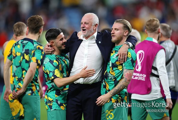 호주 그레엄 아놀드 감독(가운데)과 선수들. 사진=게티이미지코리아