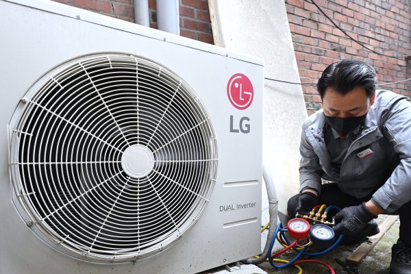 LG전자 직원이 사회복지시설에서 ‘찾아가는 서비스’를 실시하고 있다. 사진제공|LG전자