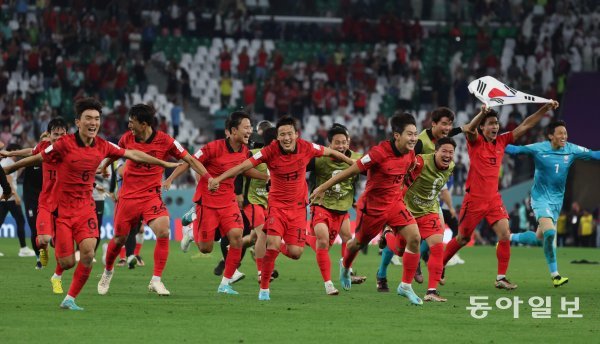 축구국가대표팀 선수들이 3일(한국시간) 알라이얀 에듀케이션시티 스타디움에서 포르투갈을 2-1로 꺾고 2022카타르월드컵 16강 진출에 성공한 뒤 경기 내내 뜨거운 성원을 보내준 관중석의 ‘붉은악마’들을 향해 달려가고 있다. 12년 만에 월드컵 16강 진출을 이룬 대표팀은 6일 오전 4시 도하 974 스타디움에서 초호화 멤버를 자랑하는 브라질을 상대로 8강행에 도전한다. 알라이얀(카타르) | 송은석 동아일보 기자 silverstone@donga.com