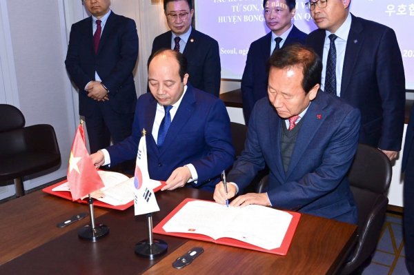 봉화군이 5일 서울 소공동 롯데호텔에서 베트남 박린성 및 뜨선시와 우호협력 강화 협약서를 체결했다. 사진제공 | 봉화군
