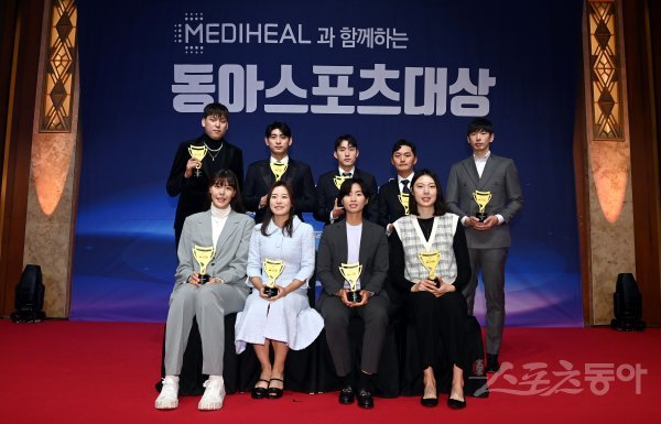 스포츠동아가 동아일보, 채널A, 메디힐과 공동으로 주최하고 국내 5대 프로스포츠(프로야구·프로축구·남녀프로농구·남녀프로배구·남녀프로골프) 종목별로 올 한해를 빛낸 최고의 선수를 선정하는‘메디힐과 함께하는 2022 동아스포츠대상‘ 시상식이 5일 서울 중구 롯데호텔서울 크리스탈볼룸에서 개최됐다. 왼쪽 윗열 시계방향부터 올해의 선수상을 수상한 최준용(남자프로농구), 이정후(프로야구), 신진호(프로축구), 김영수(남자프로골프), 한선수(남자프로배구), 양효진(여자프로배구), 안나린(메디힐특별상), 박민지(여자프로골프), 박지수(여자프로농구)가 기념촬영을 하고 있다. 김민성 기자 marineboy@donga.com