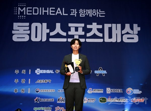 스포츠동아가 동아일보, 채널A, 메디힐과 공동으로 주최하고 국내 5대 프로스포츠(프로야구·프로축구·남녀프로농구·남녀프로배구·남녀프로골프) 종목별로 올 한해를 빛낸 최고의 선수를 선정하는 ‘메디힐과 함께하는 2022 동아스포츠대상‘ 시상식이 5일 서울 중구 롯데호텔서울 크리스탈볼룸에서 개최됐다. 미국 LPGA 퀄리파잉스쿨 수석 합격한 프로골퍼 안나린이 기념촬영을 하고 있다. 김민성 기자 marineboy@donga.com