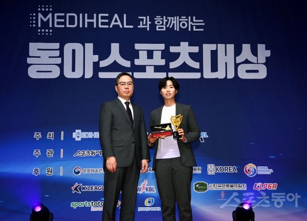 스포츠동아가 동아일보, 채널A, 메디힐과 공동으로 주최하고 국내 5대 프로스포츠(프로야구·프로축구·남녀프로농구·남녀프로배구·남녀프로골프) 종목별로 올 한해를 빛낸 최고의 선수를 선정하는 ‘메디힐과 함께하는 2022 동아스포츠대상‘ 시상식이 5일 서울 중구 롯데호텔서울 크리스탈볼룸에서 개최됐다. 미국 LPGA 퀄리파잉스쿨 수석 합격한 프로골퍼 안나린이 메디힐 특별상을 수상해 유근직 메디힐 마녀공장 대표이사와 기념촬영을 하고 있다. 김민성 기자 marineboy@donga.com
