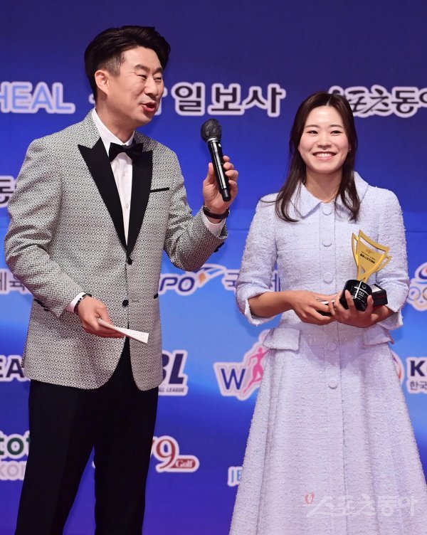 방송인 남희석이 5일 서울 중구 롯데호텔에서 열린 ‘메디힐과 함께하는 2022 동아스포츠대상’ 시상식에서 여자골프 올해의 선수상을
수상한 박민지(NH투자증권)와 이야기를 나누고 있다. 주현희 기자 teth1147@donga.com