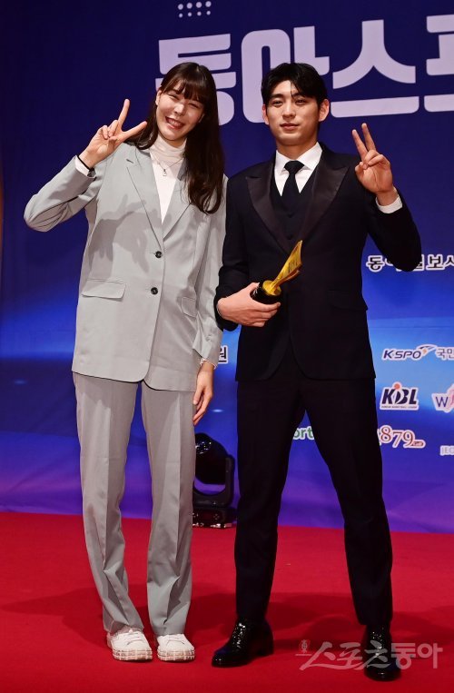 스포츠동아가 동아일보, 채널A, 메디힐과 공동으로 주최하고 국내 5대 프로스포츠(프로야구·프로축구·남녀프로농구·남녀프로배구·남녀프로골프) 종목별로 올 한해를 빛낸 최고의 선수를 선정하는 ‘메디힐 함께하는 2022 동아스포츠대상‘ 시상식이 5일 서울 중구 롯데호텔서울 크리스탈볼룸에서 개최됐다. 올해의 선수상을 수상한 박지수(여자프로농구)와 이정후(프로야구)가 기념 촬영을 하고 있다. 주현희 기자 teth1147@donga.com