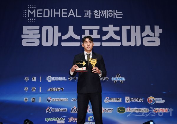 스포츠동아가 동아일보, 채널A, 메디힐과 공동으로 주최하고 국내 5대 프로스포츠(프로야구·프로축구·남녀프로농구·남녀프로배구·남녀프로골프) 종목별로 올 한해를 빛낸 최고의 선수를 선정하는 ‘메디힐과 함께하는 2022 동아스포츠대상‘ 시상식이 5일 서울 중구 롯데호텔서울 크리스탈볼룸에서 개최됐다. 프로축구 올해의 선수상을 수상한 신진호(포항 스틸러스)가 기념촬영을 하고 있다. 김민성 기자 marineboy@donga.com