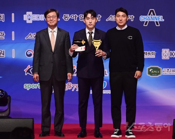 스포츠동아가 동아일보, 채널A, 메디힐과 공동으로 주최하고 국내 5대 프로스포츠(프로야구·프로축구·남녀프로농구·남녀프로배구·남녀프로골프) 종목별로 올 한해를 빛낸 최고의 선수를 선정하는 ‘메디힐과 함께하는 2022 동아스포츠대상‘ 시상식이 5일 서울 중구 롯데호텔서울 크리스탈볼룸에서 개최됐다. 프로축구 올해의 선수상을 수상한 신진호(포항 스틸러스)가 한웅수 한국프로축구연맹 부총재, 지난해 수상자 주민규와 기념촬영을 하고 있다. 주현희 기자 teth1147@donga.com