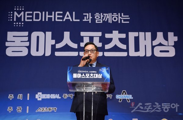 스포츠동아가 동아일보, 채널A, 메디힐과 공동으로 주최하고 국내 5대 프로스포츠(프로야구·프로축구·남녀프로농구·남녀프로배구·남녀프로골프) 종목별로 올 한해를 빛낸 최고의 선수를 선정하는 ‘메디힐과 함께하는 2022 동아스포츠대상‘ 시상식이 5일 서울 중구 롯데호텔서울 크리스탈볼룸에서 개최됐다. 최항석 메디힐 부회장이 환영사를 하고 있다. 김민성 기자 marineboy@donga.com