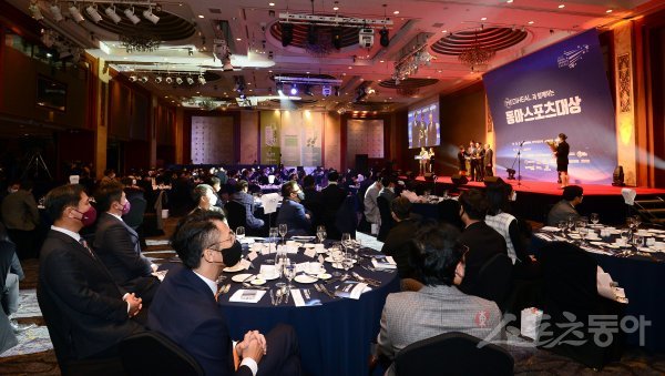 스포츠동아가 동아일보, 채널A, 메디힐과 공동으로 주최하고 국내 5대 프로스포츠(프로야구·프로축구·남녀프로농구·남녀프로배구·남녀프로골프) 종목별로 올 한해를 빛낸 최고의 선수를 선정하는‘메디힐과 함께하는 2022 동아스포츠대상‘ 시상식이 5일 서울 중구 롯데호텔서울 크리스탈볼룸에서 개최됐다. 김종원 기자 won@donga.com