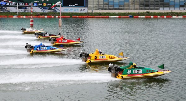 미사리경정장에서 선수들이 플라잉스타트로 경주를 출발하고 있다.