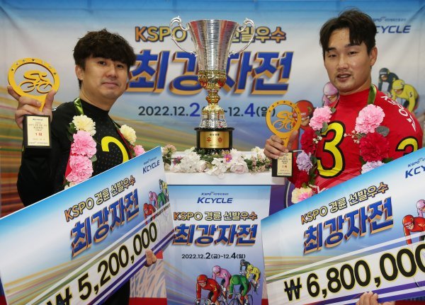 경륜 최강자전 우수급 우승자 김주석(오른쪽)과 선발급 우승자 오태걸이 시상식 후 기념사진을 촬영하고 있다.