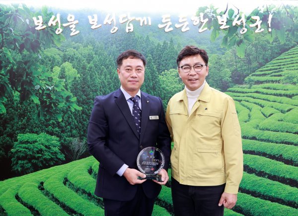 6일 보성녹차휴게소 박윤석 소장이 지역사회 발전에 앞장 서는 공로를 인정 받아 김철우 보성군수로 부터 표창을 수여받았다. 사진제공 | 보성군