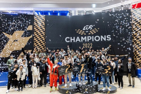 9.81 GROC 2022의 새로운 TOP3 레이서와 대회에 참가한 선수 모두가 환호하며 단체 기념촬영을 하고 있다.