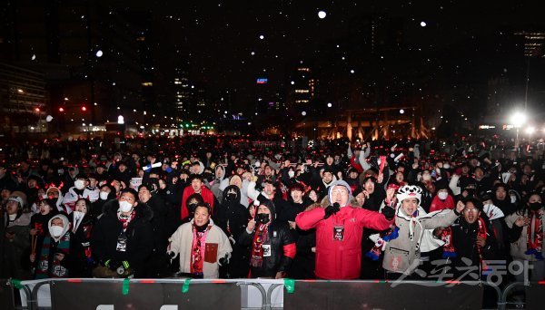6일 서울 광화문광장에서 열린 ‘2022 카타르 월드컵’ 한국과 브라질의 16강전 경기 승리를 기원하는 시민들이 골찬스에 환호하고 있다. 주현희 기자 teth1147@donga.com