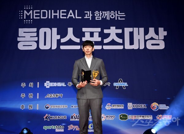 스포츠동아가 동아일보, 채널A, 메디힐과 공동으로 주최하고 국내 5대 프로스포츠(프로야구·프로축구·남녀프로농구·남녀프로배구·남녀프로골프) 종목별로 올 한해를 빛낸 최고의 선수를 선정하는 ‘메디힐과 함께하는 2022 동아스포츠대상‘ 시상식이 5일 서울 중구 롯데호텔서울 크리스탈볼룸에서 개최됐다. 남자프로배구 올해의 선수상을 수상한 한선수(대한항공)가 기념촬영을 하고 있다. 김민성 기자 marineboy@donga.com
