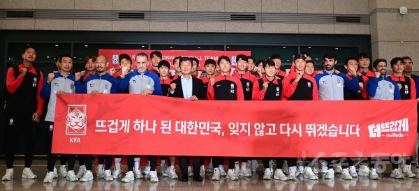 ‘2022 카타르 월드컵’ 16강을 거둔 한국축구대표팀이 7일 인천국제공항 1터미널을 통해 귀국해 축하행사에서 기념 촬영을 하고 있다. 인천국제공항 | 주현희 기자 teth1147@donga.com