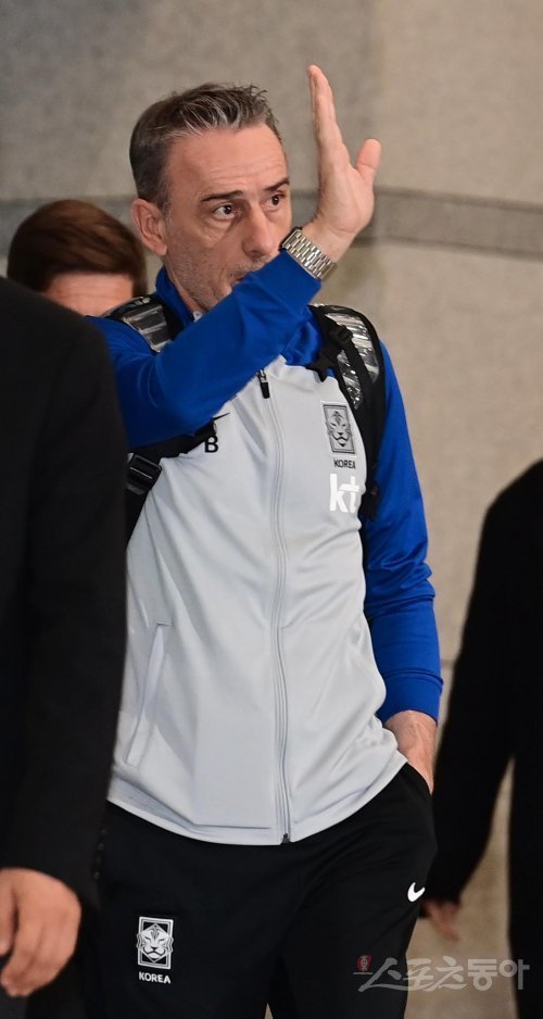 ‘2022 카타르 월드컵’ 16강을 거둔 한국축구대표팀이 7일 인천국제공항 1터미널을 통해 귀국해 축하행사를 하고 있다. 한국 
파울루 벤투 감독이 팬들에게 인사하고 있다. 인천국제공항 | 주현희 기자 teth1147@donga.com