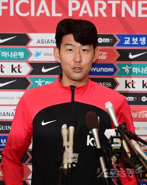 ‘2022 카타르 월드컵’ 16강을 거둔 한국축구대표팀이 7일 인천국제공항 1터미널을 통해 귀국해 축하행사를 마친 후 한국 손흥민이 인터뷰를 하고 있다. 인천국제공항 | 주현희 기자 teth1147@donga.com