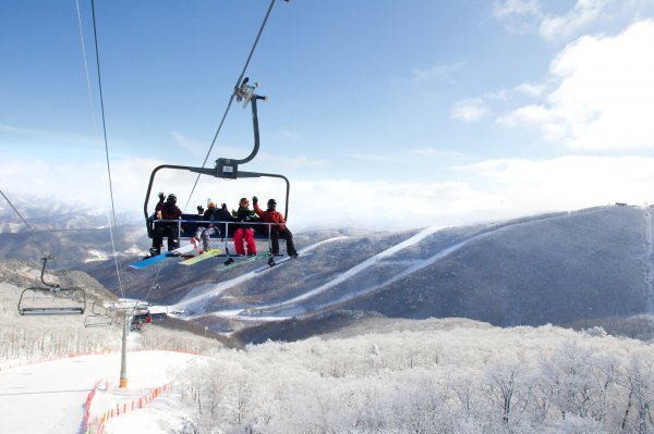 고객들이 하이원리조트 스키장 리프트를 타고 있다. 하이원은 올해 원하는만큼 원하는 시간에 스키를 즐기는 시간요금제와 강원권 스키장 3곳과 연합한 통합이용권 ‘X4+ 시즌패스’를 운영한다. 사진제공|하이원스키장