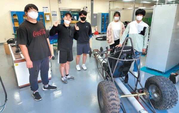 한국산학협력학회가 주최한 ‘제3회 창의혁신 캡스톤 디자인 경진대회’에서 대상을 수상한 아주자동차대 ‘도전’팀의 우제욱, 임휘빈,
최장욱, 최재은, 이동원 학생(왼쪽부터)이 대상 수상작 ‘압축공기 발사 유인 드래그스터’ 옆에서 포즈를 취하고 있다. 사진제공 l
한국산학협력학회