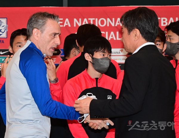 ‘2022 카타르 월드컵’ 16강을 거둔 한국축구대표팀이 7일 인천국제공항 1터미널을 통해 귀국해 축하행사를 하고 있다. 한국 파울루 벤투 감독이 정몽규 대한축구협회 회장과 인사하고 있다. 인천국제공항 | 주현희 기자 teth1147@donga.com