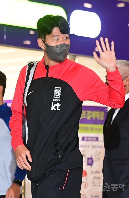 ‘2022 카타르 월드컵’ 16강을 거둔 한국축구대표팀이 7일 인천국제공항 1터미널을 통해 귀국해 축하행사를 하고 있다. 한국 손흥민이 팬들에게 인사하고 있다. 인천국제공항 | 주현희 기자 teth1147@donga.com