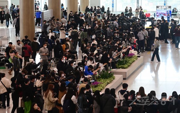 7일 인천국제공항 1터미널에서 ‘2022 카타르 월드컵’ 16강을 거둔 한국축구대표팀의 귀국에 축구팬들이 유니폼과 응원 피켓을 들고 있다. 인천국제공항 | 주현희 기자 teth1147@donga.com
