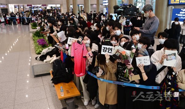 7일 인천국제공항 1터미널에서 ‘2022 카타르 월드컵’ 16강을 거둔 한국축구대표팀의 귀국에 축구팬들이 유니폼과 응원 피켓을 들고 있다. 인천국제공항 | 주현희 기자 teth1147@donga.com