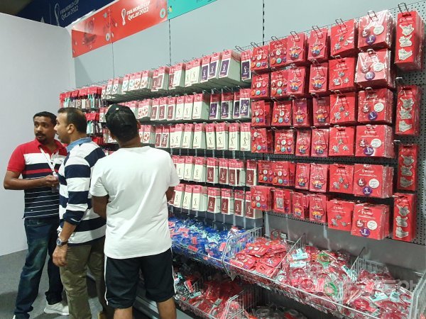 월드클래스 선수들의 명경기 뿐만 아니라 FIFA의 오피셜 스토어도 2022카타르월드컵을 수놓는 요소다. 각 스타디움에서 초대형 천막이나 컨테이너 형태로 조성된 소토어에는 대히 로고나 월드컵 트로피 장식이 달린 작은 열쇠고리와 뱃지, 귀마개 등 월드컵과 관련된 다양한 상품이 판매된다. 오피셜 스토어에서 상품 구매에 여념이 없는 축구팬들. 도하 I 남장현 기자