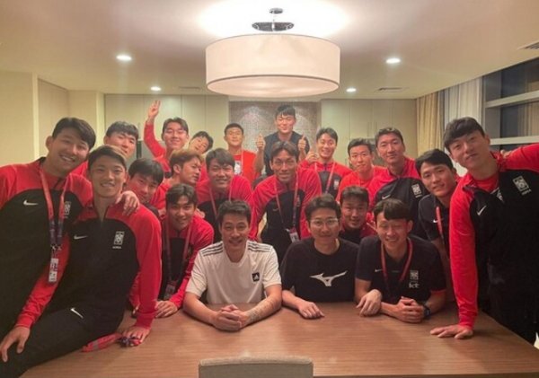포르투갈과의 조별리그 마지막 경기를 앞두고 2701호에 모여 대표팀 선수들과 안 트레이너가 함께 찍은 사진. 사진출처 | 안덕수 트레이너 인스타그램