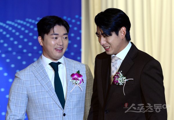 8일 서울 청담동 리베라호텔에서 열린 '2022 뉴트리데이 일구상 시상식'에 참석한 LG 고우석과 키움 이정후가 미소를 짓고 있다. 김민성 기자 marineboy@donga.com