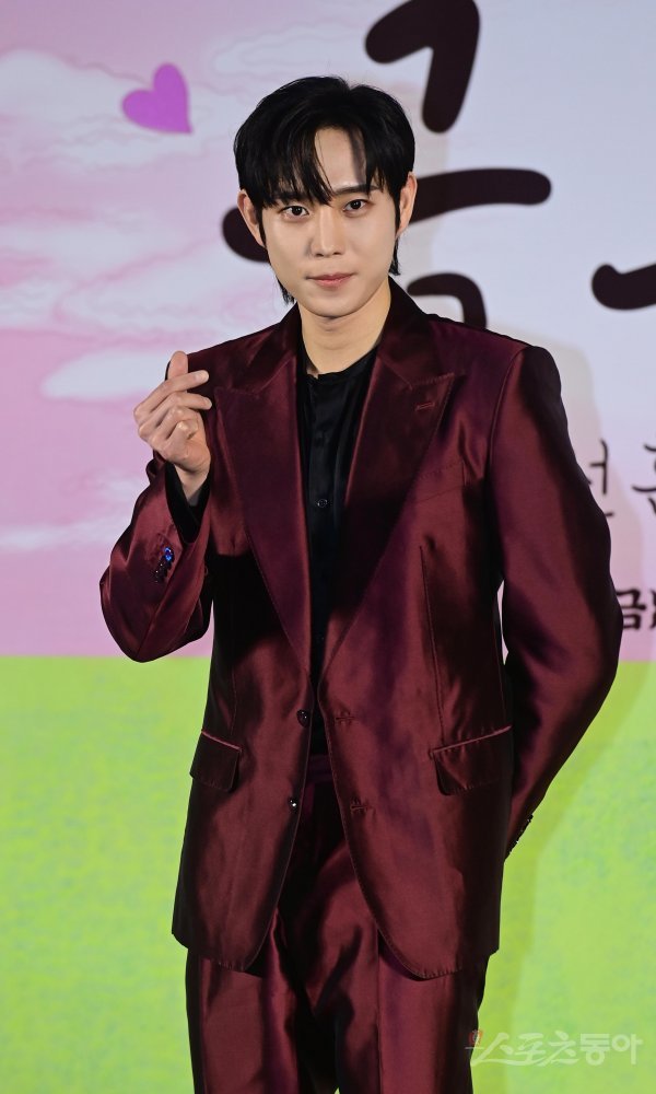 배우 정성화가 8일 서울 용산구 CGV용산아이파크몰에서 열린 뮤지컬영화 ‘영웅’의 언론시사회에서 “안중근 의사의 삶을 스크린으로
옮기는 게 큰 도전이었으나 영화를 보니 ‘해냈다’는 생각이 든다”며 벅찬 마음을 드러냈다. 사진은 영화의 포스터. 사진제공|CJ
ENM