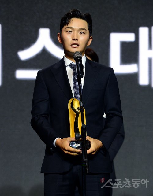 8일 서울 삼성동 그랜드인터컨티넨탈호텔에서 열린 ‘2022 KPGA 제네시스 대상’ 시상식에 참석한 김영수 프로가 제네시스 대상을 수상 후 소감을 밝히고 있다. 김민성 기자 marineboy@donga.com