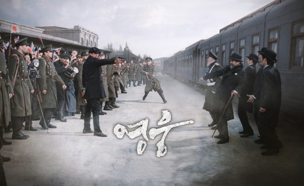 배우 정성화가 8일 서울 용산구 CGV용산아이파크몰에서 열린 뮤지컬영화 ‘영웅’의 언론시사회에서 “안중근 의사의 삶을 스크린으로
옮기는 게 큰 도전이었으나 영화를 보니 ‘해냈다’는 생각이 든다”며 벅찬 마음을 드러냈다. 사진은 영화의 포스터. 사진제공|CJ
ENM