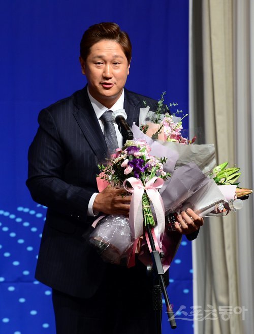 8일 서울 청담동 리베라호텔에서 열린 ‘2022 뉴트리데이 일구상 시상식‘에 참석한 롯데 이대호가 일구대상을 수상 후 소감을 밝히고 있다. 김민성 기자 marineboy@donga.com