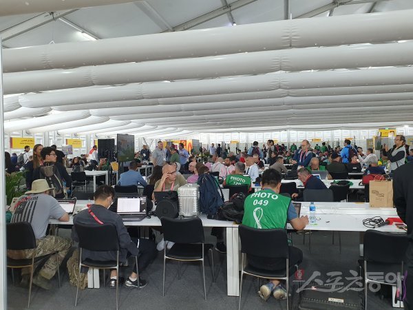 국제축구연맹(FIFA)은 2022카타르월드컵 취재진에게 하루 최대 2경기씩 관전할 수 있도록 했다. 그 과정에서 브라질, 아르헨티나, 프랑스, 스페인 등 강국들의 경기에선 취재진이 몰려 취재가 거절되기도 했다. 미디어 트리뷴으로 불리는 취재석에서 각자 업무에 몰입한 취재진들. 도하 I 남장현 기자